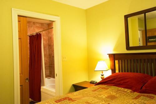 Auberge Kicking Horse Guest House Golden Ngoại thất bức ảnh