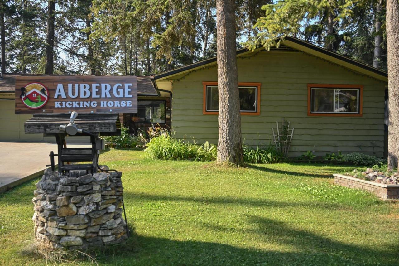 Auberge Kicking Horse Guest House Golden Ngoại thất bức ảnh